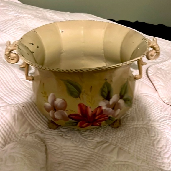 Gorgeous Vintage planter.  Some markings inside. Otherwise great condition - Picture 7 of 7